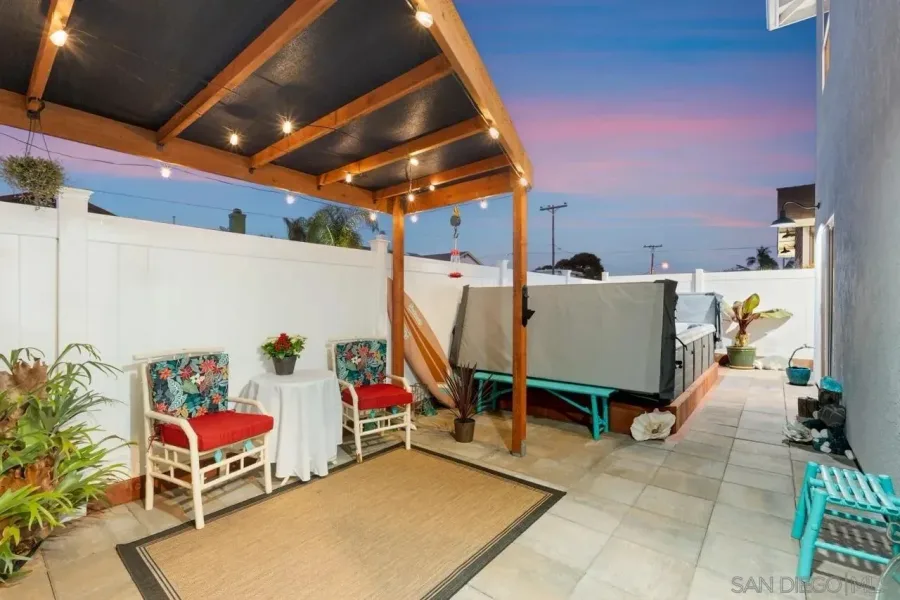 Modern pergola with outdoor dining and entertaining area